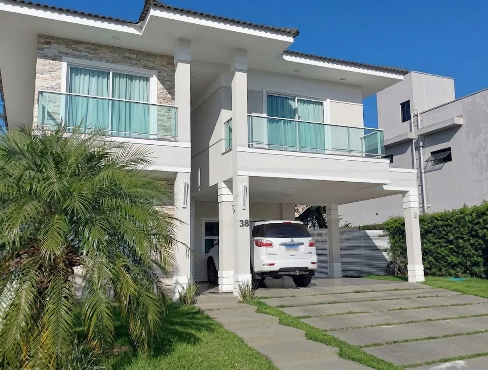 CASA DE ALTO PADRÃO NO ALPHAVILLE EUSÉBIO  4 suítes • 329 m² • Piscina privativa • Área gourmet